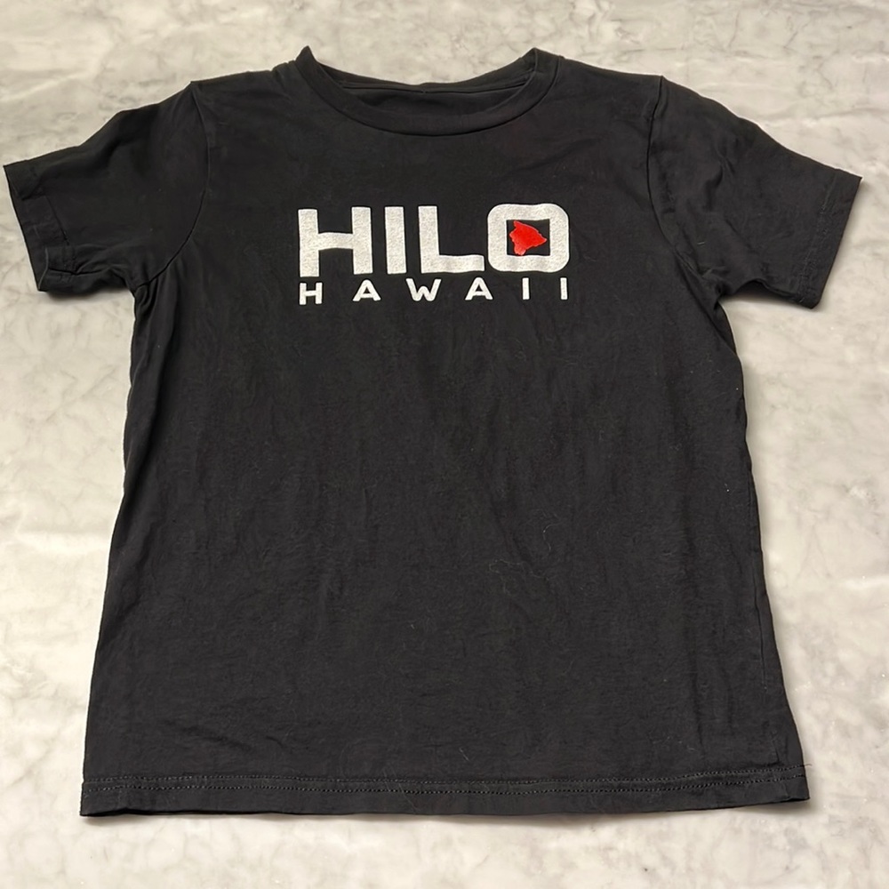 Hilo Hawaii Tshirt. Boys Large. Black